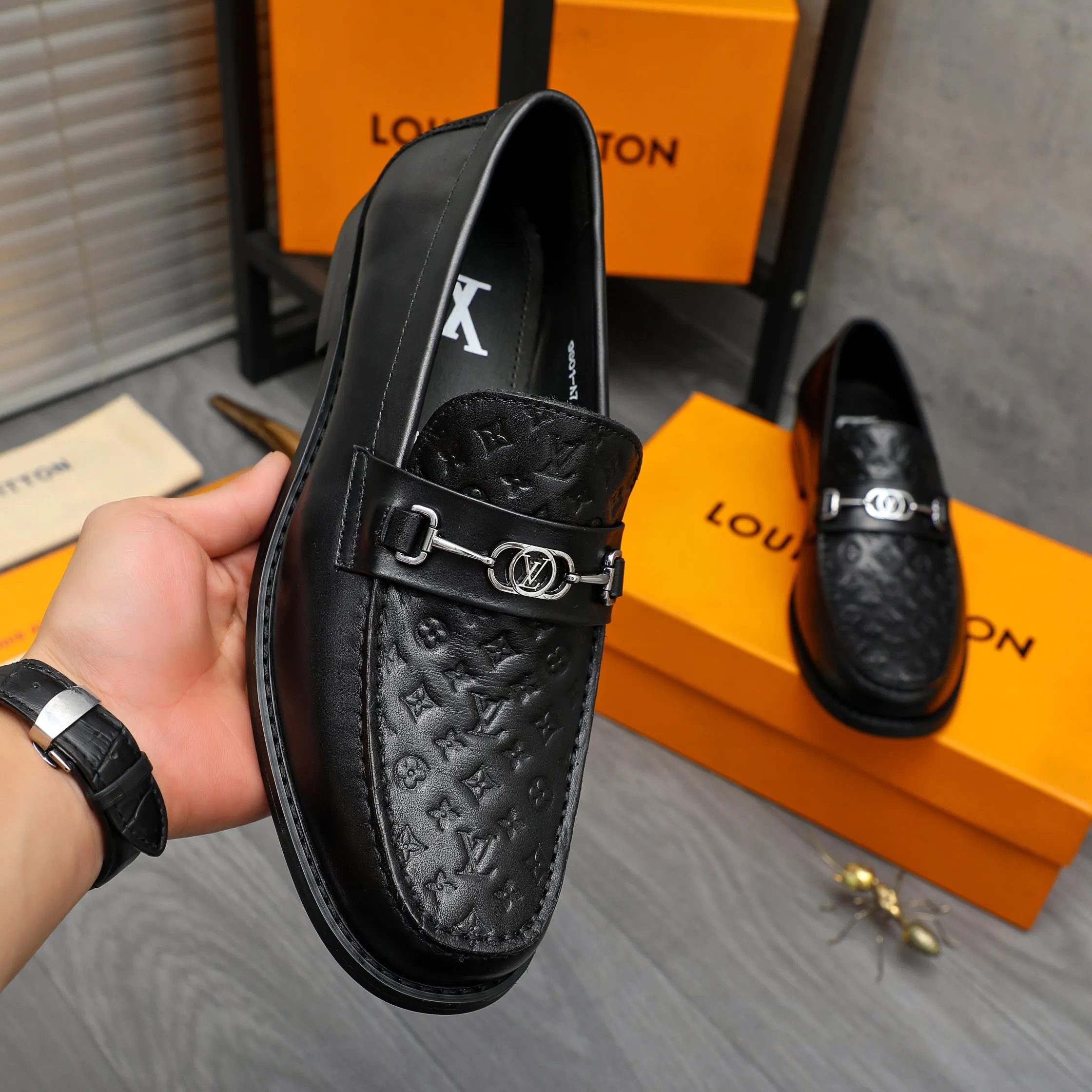 Men's shoes 💰p460 Product trademark: LV (Louis Vuitton) business slip-on leather shoes. Regular size: 38-45 (45 is custom-made and non-returnable) Product materials: Selected high-quality embossed cowhide upper, cowhide lining, original rubber outsole